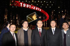 國(guó)家質(zhì)檢總局副局長(zhǎng)支樹(shù)平(右三)在中央電視臺(tái)演播大廳2010年“3.15晚會(huì)”直播現(xiàn)場(chǎng)與中國(guó)質(zhì)量檢驗(yàn)協(xié)會(huì)會(huì)員工作部主任楊曉東(右二)、防偽中心主任王成村(右一)、會(huì)員工作部副主任劉輝(左二)、會(huì)員工作部副主任王劍(左一)等協(xié)會(huì)工作人員代表合影留念