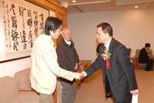 中國經濟網副總編秦海波在研討會中與中國質量檢驗協會副理事長兼秘書長柯振權親切握手并交談