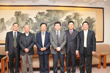 中國質量檢驗協會常務理事張明(右二)、陳平(左一)、劉輝(右一)與山東大學溫德成教授(右三)、北京工業大學韓福榮教授(左三)、投訴處理領域著名學者朱立恩教授(左二)在研討會中合影留念