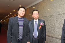 消費維權專家、中消協原副秘書長武高漢與研討會企業代表在研討會中合影留念