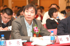 中國傳媒大學劉堅教授在會場認真聽取其他專家的精彩演講