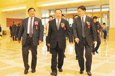 2010年11月17日,中國質量檢驗協會全國會員代表大會暨第三屆理事會第一次會議在北京召開,全國政協副主席白立忱(中)在國家質檢總局副局長劉平均(左)、總工程師張綱(右)陪同下步入會場