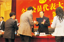 全國政協副主席白立忱(右)為中國質量檢驗協會第三屆理事會理事代表趙劍波(左)頒發證書