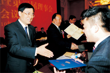 國家質檢總局總工程師張綱(左)為中國質量檢驗協會第三屆理事會理事代表王成村頒發證書