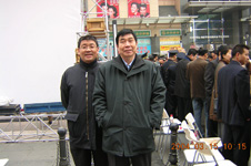 時任中國質量檢驗協會秘書長張軍和工作人員張炯在2004年“3.15”咨詢活動現場合影留念