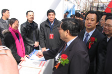 時任國家質檢總局黨組書記李傳卿在2006年“3.15”咨詢活動現場親切接見中國質量檢驗協會工作人員