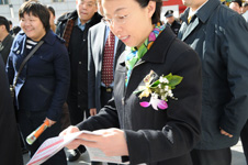 北京市人民政府副市長程紅(右一)在2008年“3.15”咨詢活動現場仔細閱讀中國質量檢驗協會編印的《2008年“3.15”國際消費者權益日宣傳資料(消費指南)》并致以高度評價