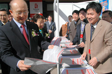 時任國家質檢總局副局長支樹平(左一)、北京市人民政府副市長程紅(左二)在2008年“3.15”國際消費者權益日咨詢現場參觀指導中國質量檢驗協會展區掠影