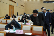 時任國家質檢總局局長王勇仔細觀看參賽選手答題