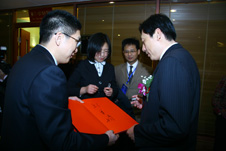 時任國家質檢總局黨組成員、中國國家認證認可監督管理委員會主任孫大偉(右一)為“全國質量知識競賽”決賽活動簽名留念