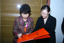 國家質檢總局黨組成員兼人事司司長張沁榮為“全國質量知識競賽”決賽活動簽名留念