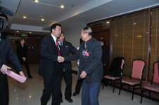 時任國家質檢總局局長王勇(左一)親切接見時任中國質量檢驗協會會長李保國(右一)