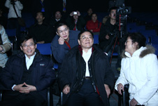 中國質量檢驗協會秘書長助理張明(左二)陪同國家質檢總局副局長劉平均(左三)、時任質量管理司司長孫波(左一)、時任辦公廳副主任朱守鈞(右一)觀看“全國質量知識競賽”決賽的彩排活動