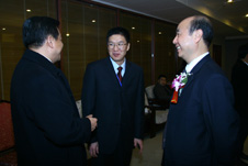 中國質量檢驗協會秘書長助理張明(左二)在活動現場與重慶市人民政府副秘書長張明樹(右一)、重慶市質量技術監督局局長張宗清(左一)親切交流