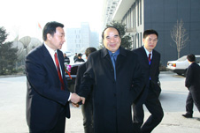 時任國家質檢總局局長王勇(左一)、中國質量檢驗協會秘書長助理張明(左三)陪同全國政協副主席阿不來提·阿不都熱西提(左二)來到“全國質量知識競賽”決賽活動錄制現場