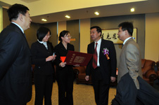 時任國家質檢總局局長王勇(右二)為“全國質量知識競賽”決賽活動簽名留念