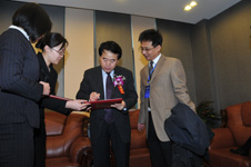 中華全國總工會書記處書記、紀檢組長王瑞生(右二)為“全國質量知識競賽”決賽活動簽名留念