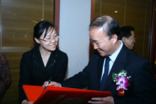 國家質檢總局黨組成員兼紀檢組長王煒(右一)為“全國質量知識競賽”決賽活動簽名留念