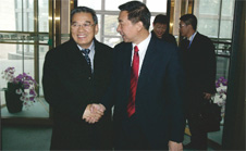 時任國家質檢總局局長王勇在人民大會堂東門口親自迎接全國政協副主席李金華