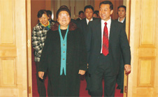 時任國家質檢總局局長王勇親自迎接十屆全國人大常委會副委員長顧秀蓮進入人民大會堂貴賓室