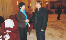 國家質檢總局黨組成員張沁榮與時任中國質量檢驗協會會長李保國親切握手