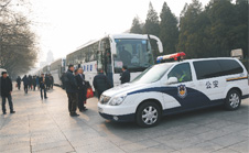 2009年11月24日早上各位代表乘車前往人民大會堂