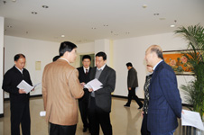 時任國家質檢總局局長王勇、時任國家質檢總局副局長支樹平、黨組成員兼紀檢組長王煒、總工程師張綱等領導在考場外查看復賽試題