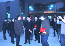 “全國質量知識競賽”決賽活動結束后,時任國家質檢總局局長王勇與協會秘書長助理張明親切握手,祝賀“全國質量知識競賽”活動的圓滿落幕