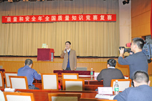 國家質檢總局總工程師張綱在“全國質量知識競賽”復賽現場勉勵參賽選手“正常發揮,力爭考出好成績”