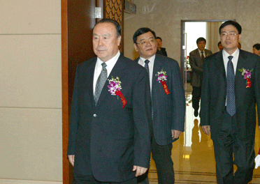 國家質(zhì)檢總局副局長劉平均、總工程師張綱陪同全國政協(xié)副主席白立忱步入會場