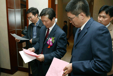 大會主席團推舉產(chǎn)生的監(jiān)票人中國質(zhì)量檢驗協(xié)會秘書長助理張明、總監(jiān)票人國家質(zhì)檢總局質(zhì)量司司長田世宏在仔細統(tǒng)計各項投票數(shù)據(jù)